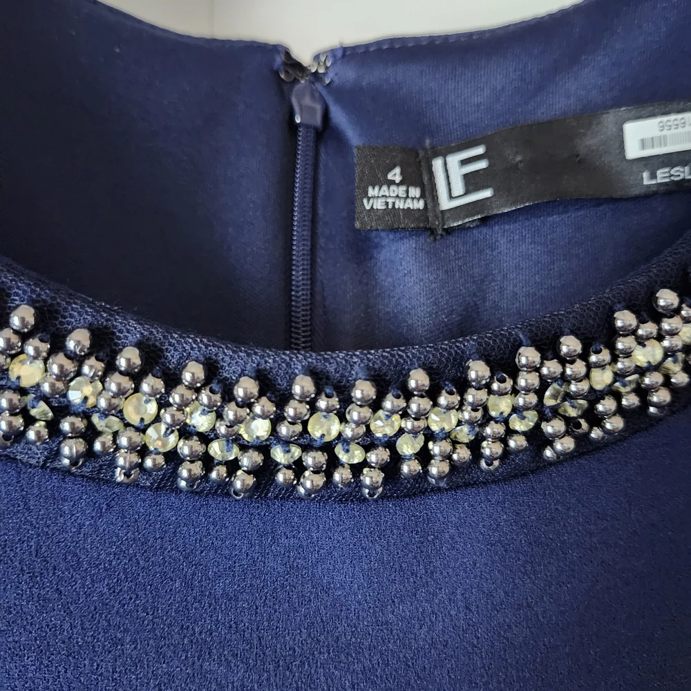 Elegant Blue Sleeveless Dress - Picture 5 of 10